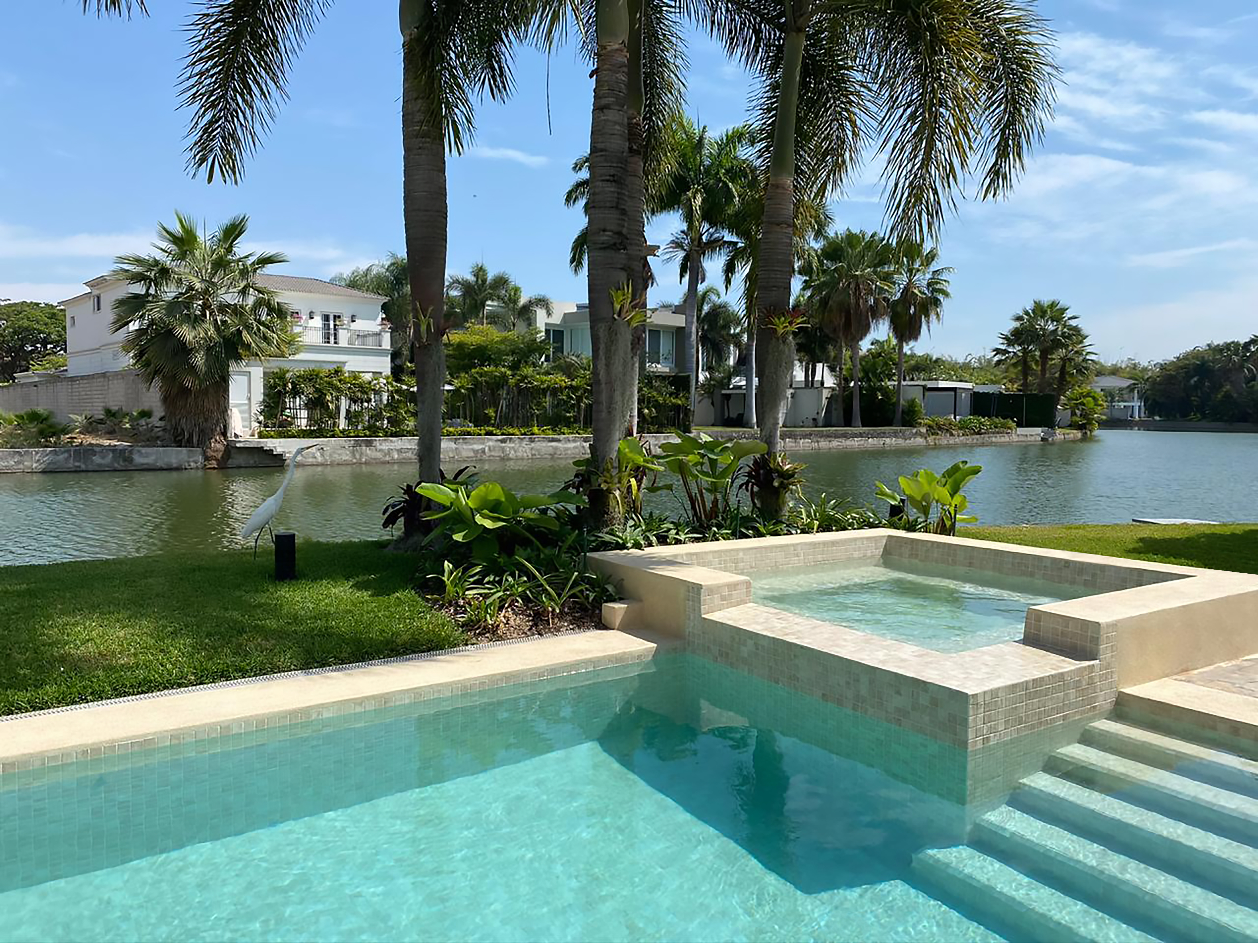 Piscina con mosaico Onix® Penta Cream Matte