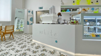 cafetería con pattern hexagonal de ONIX