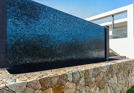 pared con mosaico opalo negro