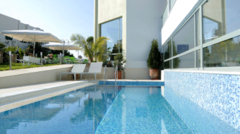 Piscina con mosaico Mistral de ONIX®