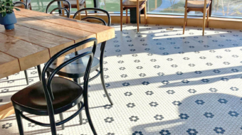 suelo con mosaico y pattern de ONIX® en Qatar