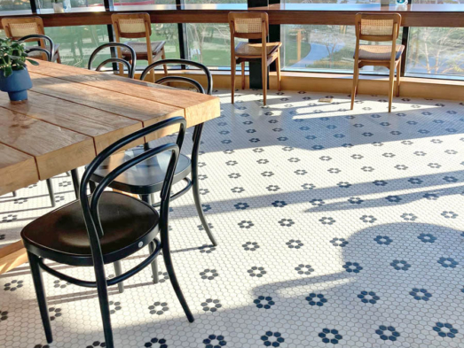 suelo con mosaico y pattern de ONIX® en Qatar