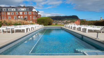 mosaico opalo iridiscente en piscina de hotel