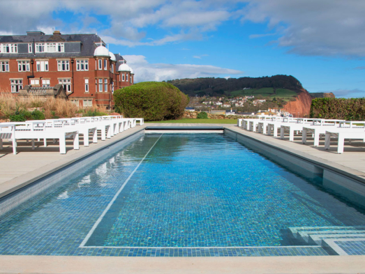 mosaico opalo iridiscente en piscina de hotel