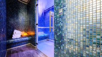 spa con mosaico vitreo de ONIX® en reino Unido