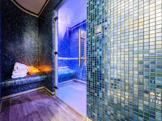 spa con mosaico vitreo de ONIX® en reino Unido