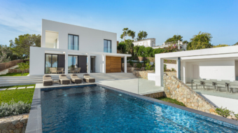 piscina en mallorca con mosaico Opalo de ONIX®