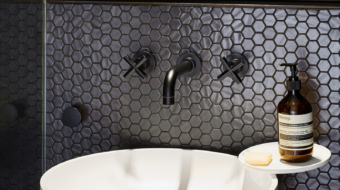 pared de baño con mosaico ONIX®