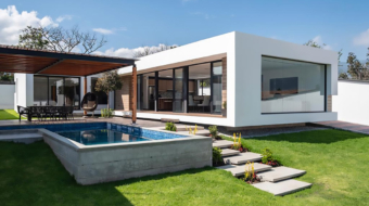 piscina en Ecuador con mosaico ONIX®