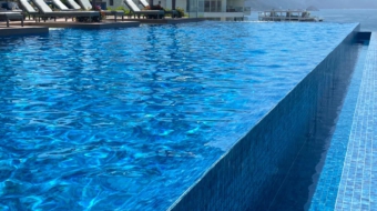 mix de msoaicos de ONIX® en piscina