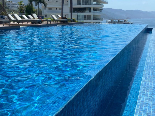 mix de msoaicos de ONIX® en piscina