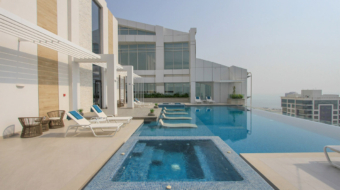 Piscina con mosaico ONIX en Bahrain