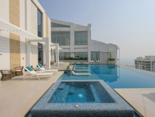 Piscina con mosaico ONIX en Bahrain