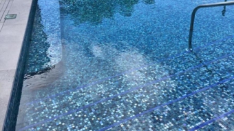 piscina en puerto rico con mosaico onix