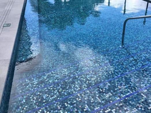 piscina en puerto rico con mosaico onix