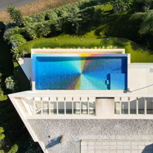 La Piscina Infinita de Pantone con mosaico vítreo de ONIX