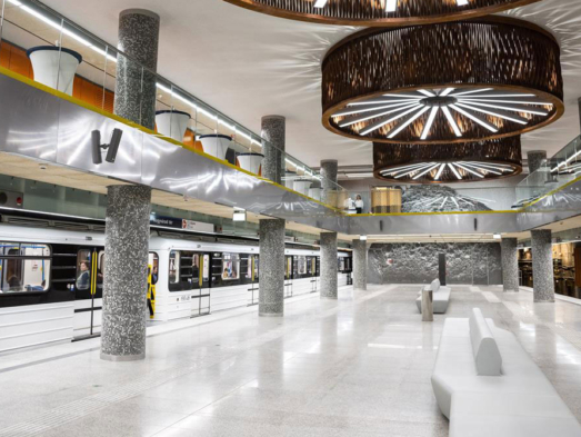 Black_Scandinavian_Budapest,_M3_metró_ONIX_32